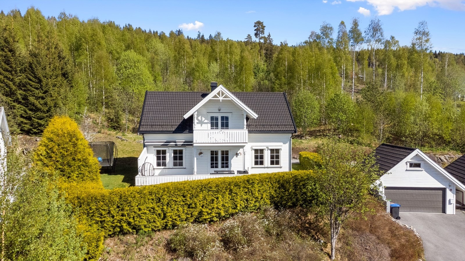 Ved siden av boligen ligger det en romslig garasje med god plass for biler, oppbevaring, sykler og alt man måtte trenge! Og oppe er det et kult rom.... Trykk på neste bilde! Galleribilde