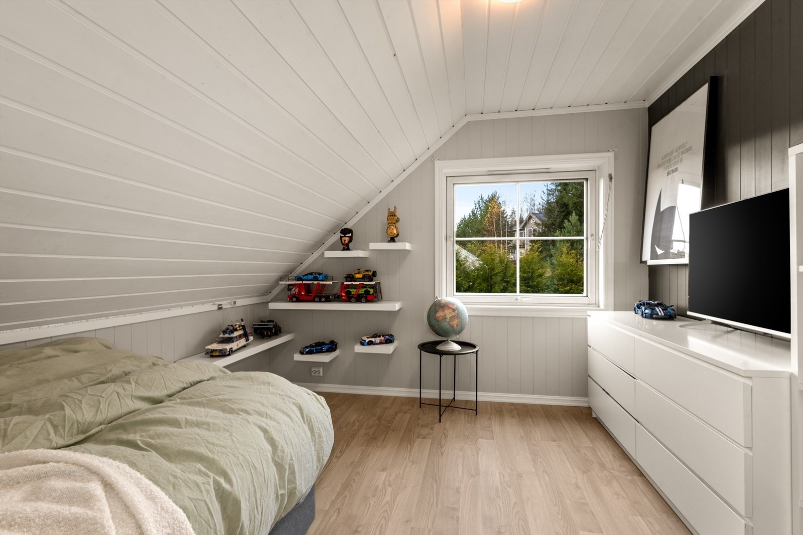 Soverom 3 - God plass til det man trenger på gutterommet ! Galleribilde