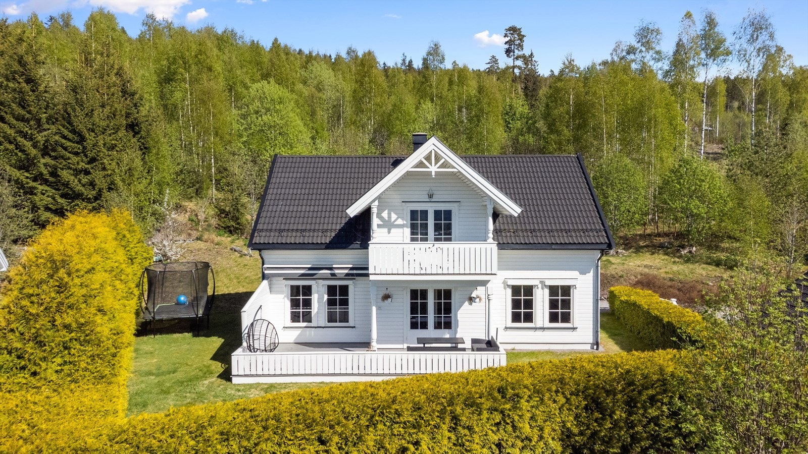 Sjekk ut denne lekre eiendommen! Her får du en lys og innbydende bolig over to plan, stor terrasse, og en skjermet hage perfekt for både trampoline og sene grillkvelder! Galleribilde
