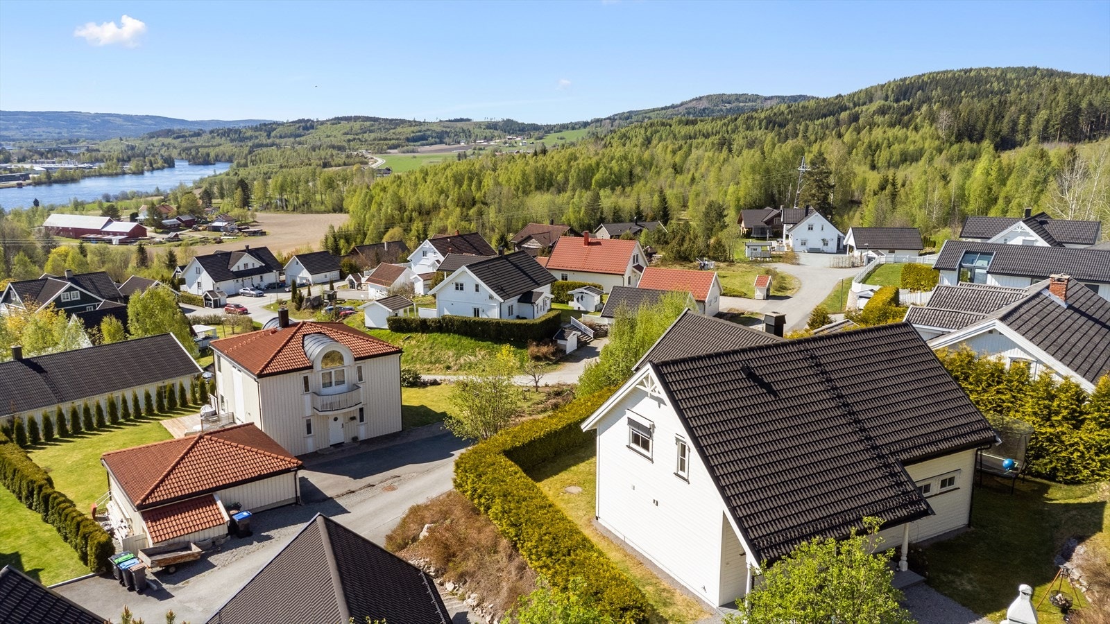 Rett bak boligområdet ligger skogen med milevis med turløyper på sommeren. Her er det en liten rusletur til Bogersjøen som er et koselig sted å ta en sommerdukkert! Galleribilde