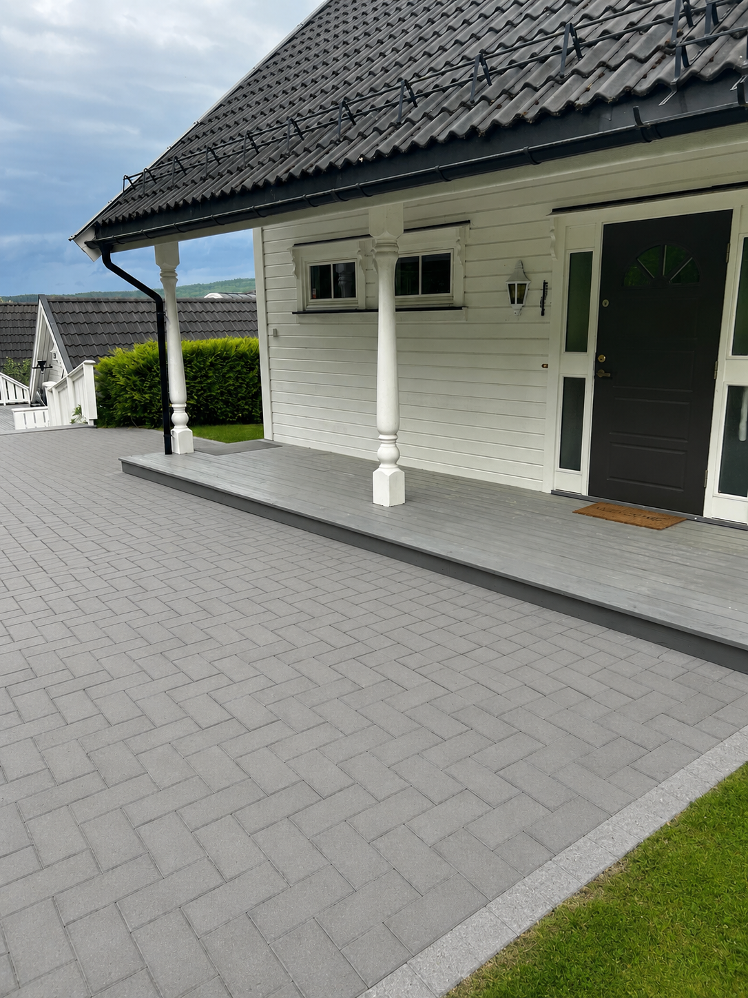 Her det benyttet visualiseringer for å illustrere muligheter for oppgradering av uteområdet. Dagens grusarealer er her vist med belegningsstein for å gi et inntrykk av et mer ferdig og eksklusivt uttrykk. Bildet er kun ment for illustrasjon. Galleribilde