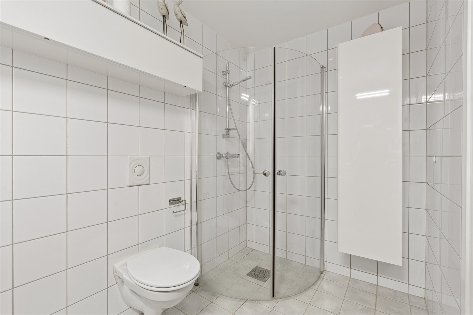 Rommet er utstyrt med baderomsmøbel med servant, dusjnisje, vegghengt toalett og opplegg for vaskemaskin. Galleribilde