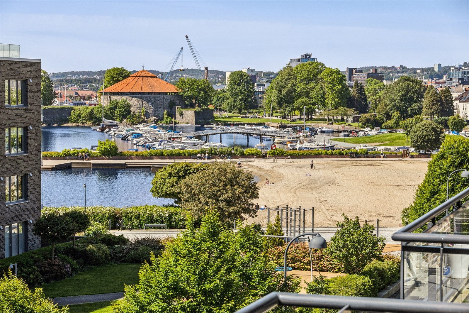 DNB Eiendom v/Sol Vilde Andreassen presenterer Blokkhusgata 10 - En moderne og innbydende hjørneleilighet i byggets fjerde etasje. Her bor du midt i smørøyet på Tangen, like ved Tresse og Bystranda. Galleribilde