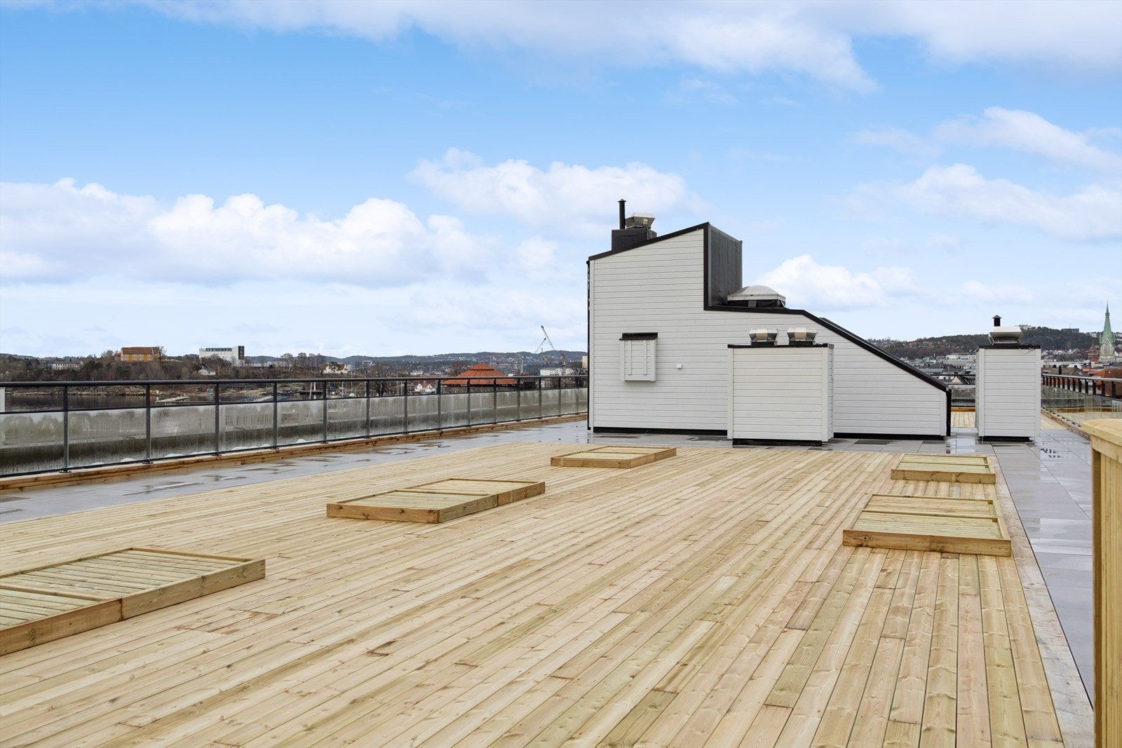 Flott felles takterrasse til bruk for beboerne i borettslaget! Takterrassen kan også benyttes til private sammenkomster eller arrangementer. Galleribilde