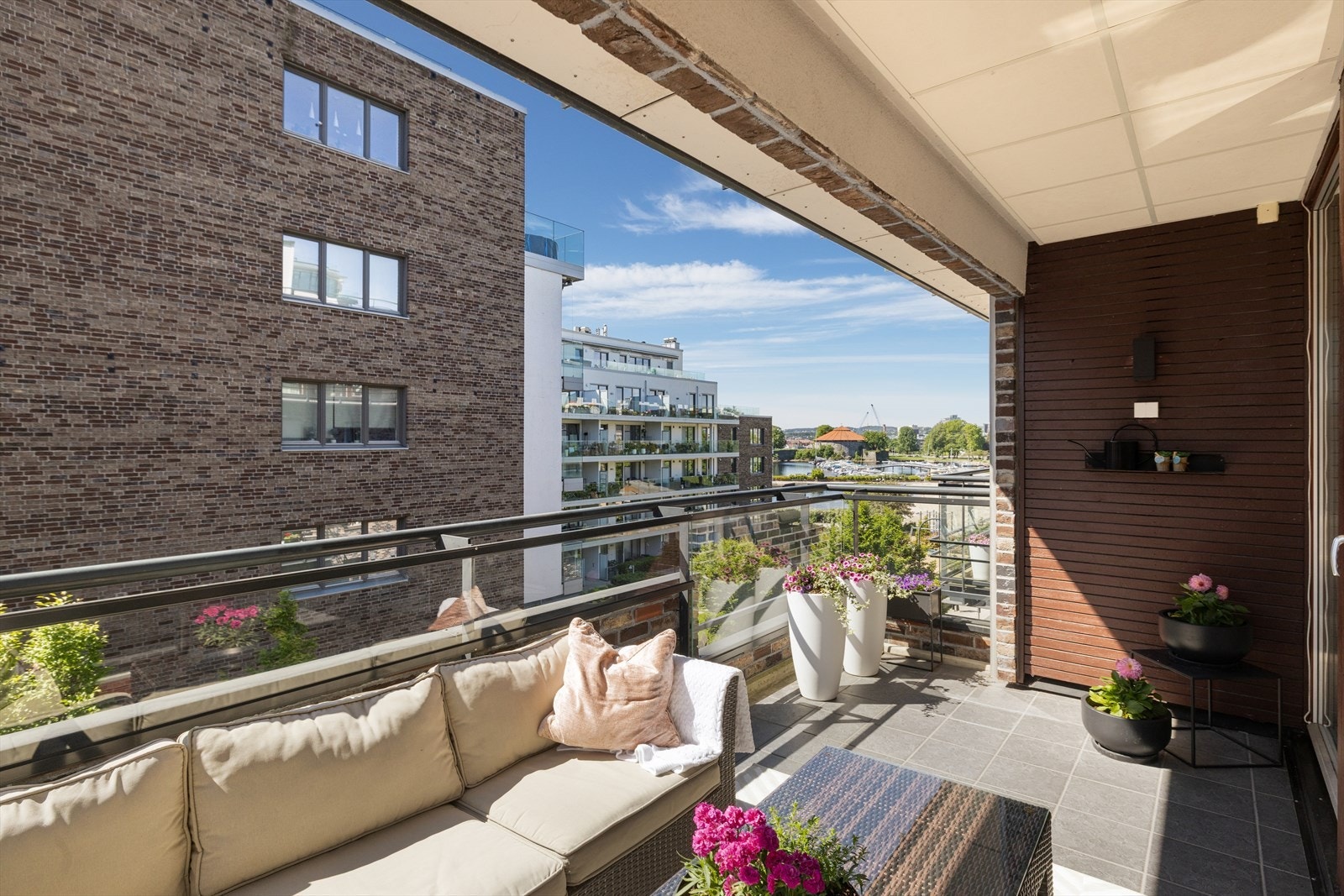 Flott overbygget balkong på 10 kvm med utgang fra stuen. Galleribilde
