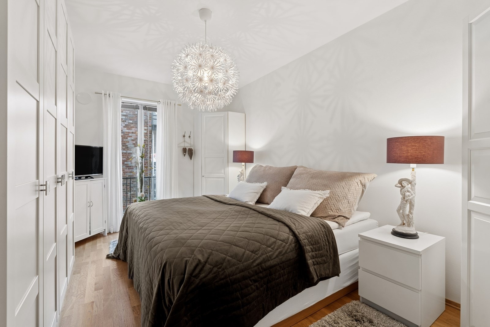 Hovedsoverom har godt med garderobeplass. Galleribilde
