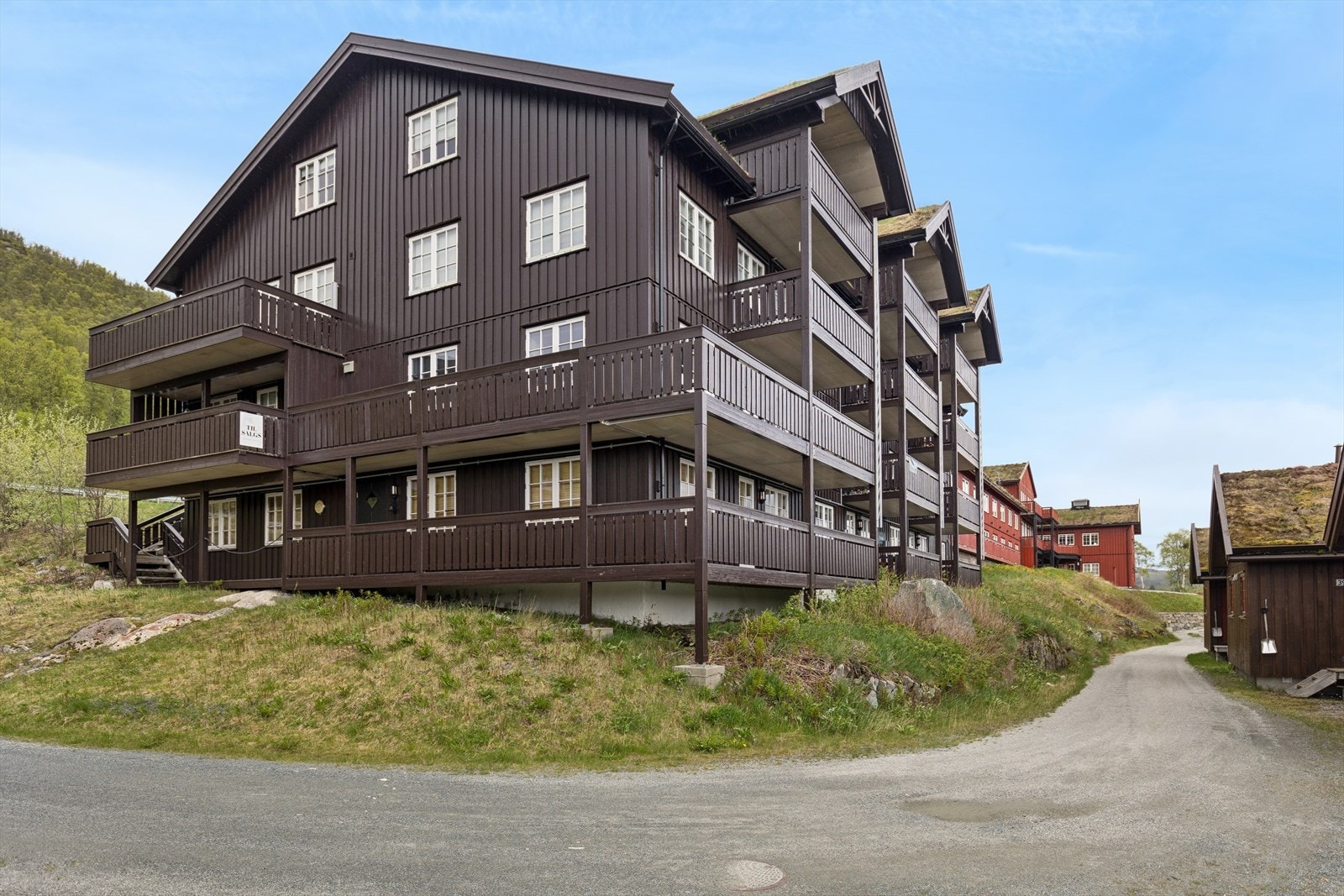 Leilighetsbygget har blitt malt mørkt i nyere tid. Galleribilde