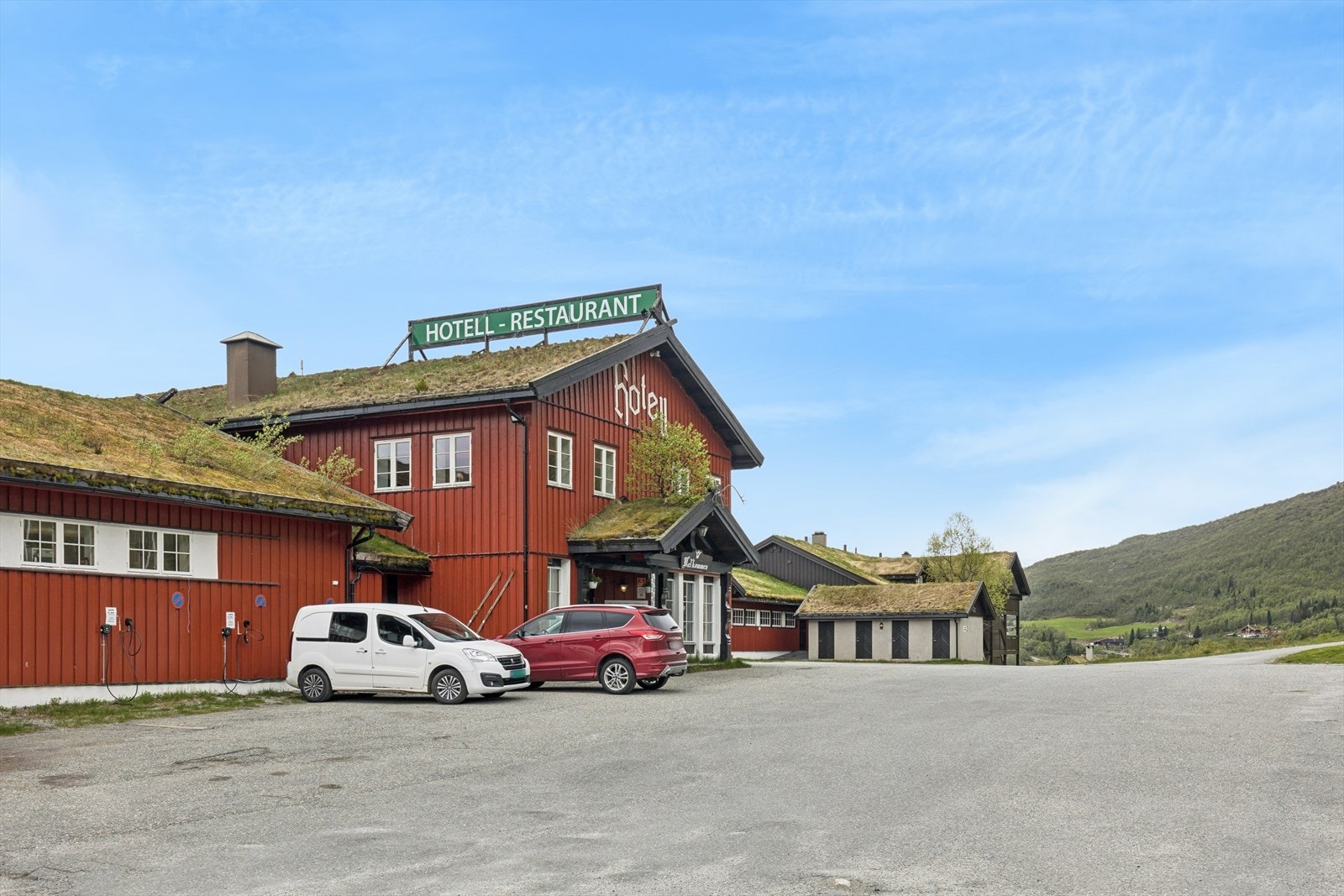 Vågslidtun hotell med restaurant og bar ligger rett ved leiligheten - et fint sted å ta en matbit eller noe godt i glasset. Galleribilde