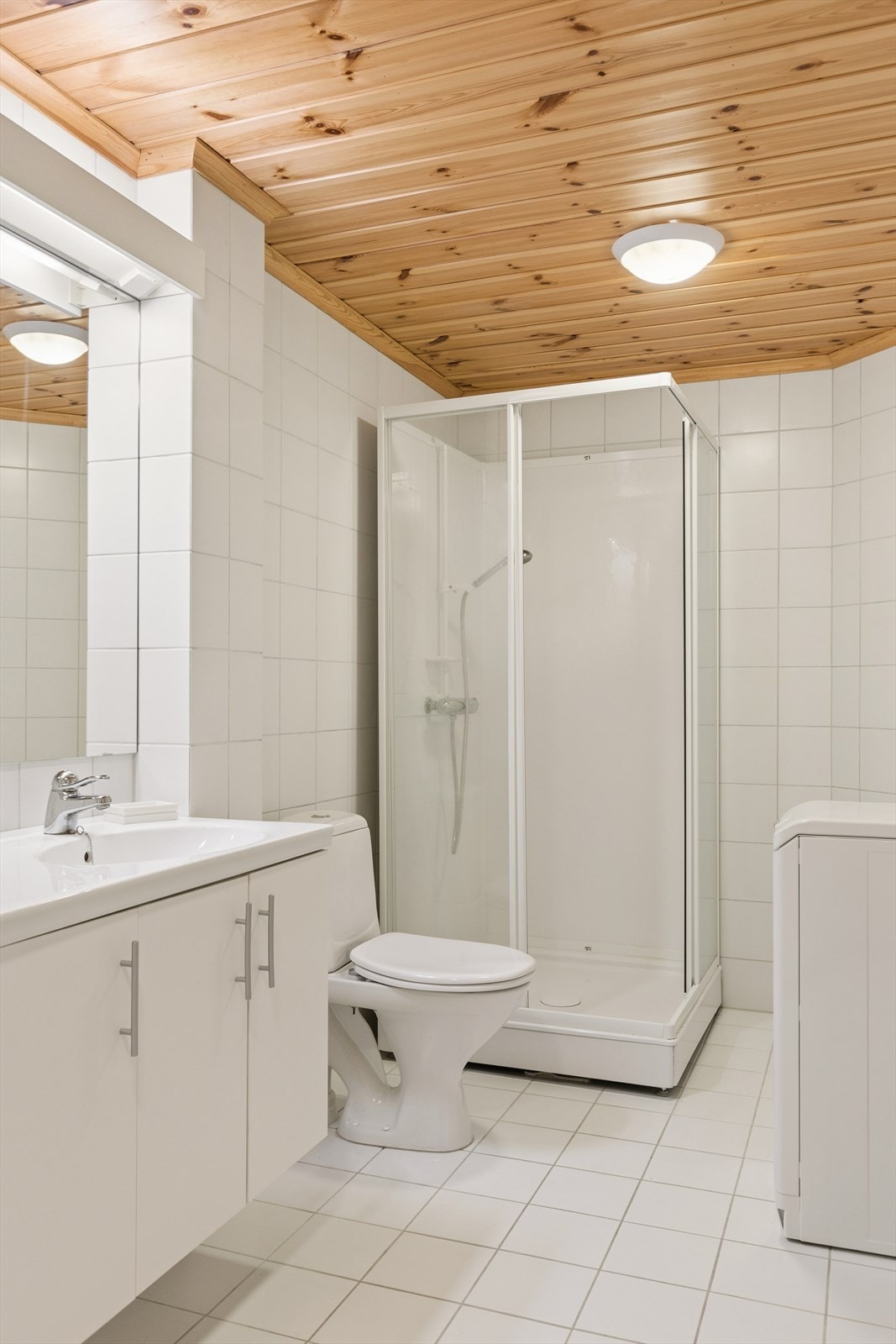 Baderom med opplegg for vaskemaskin. Galleribilde