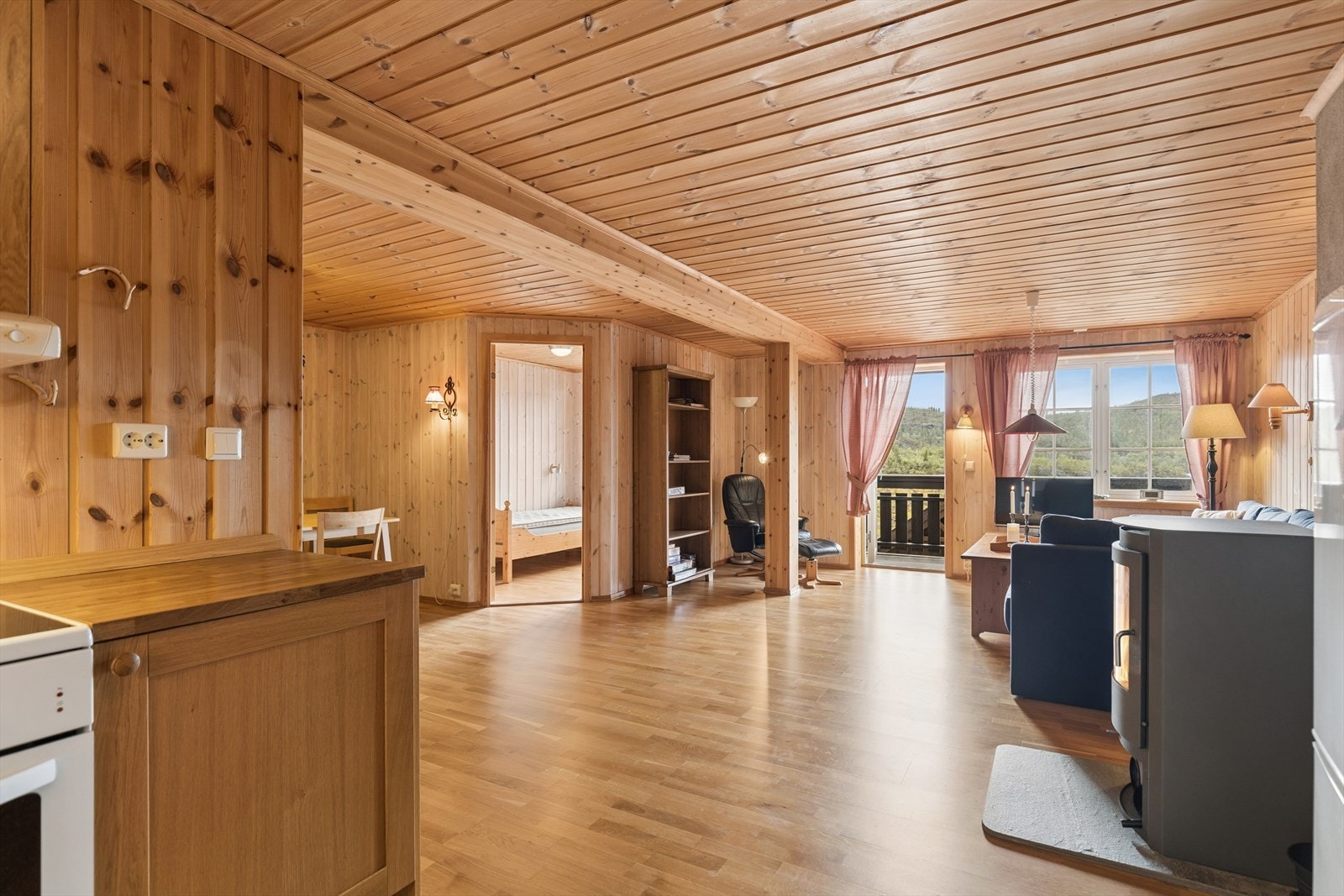 De store vindusflatene slipper inn rikelig med naturlig lys. Galleribilde