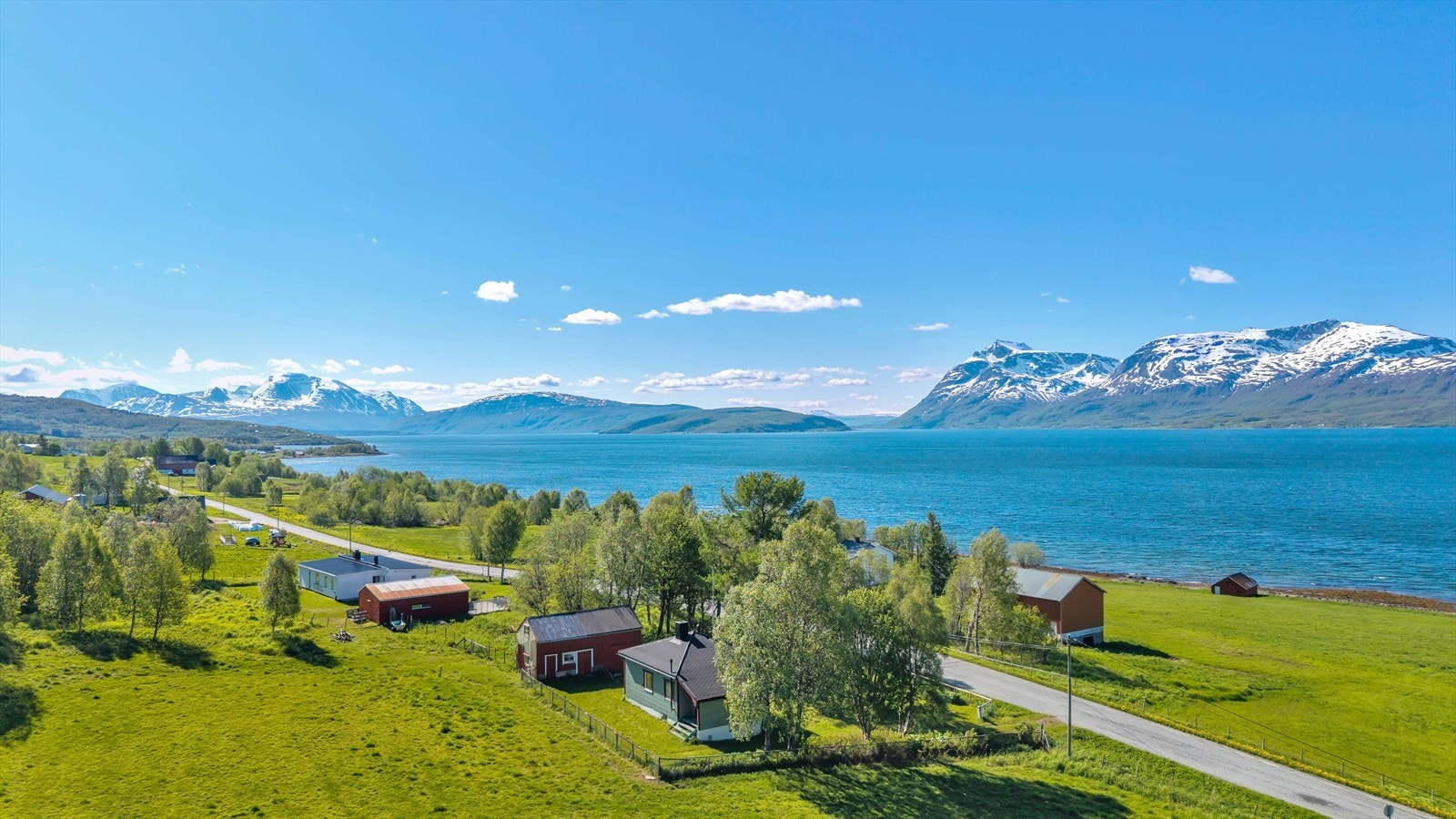 GARANTI Eiendomsmegling Tromsø Fantastisk beliggende enebolig /fritidsbolig med renoveringsbehov i idylliske og naturnære omgivelser! Malangsveien 2639