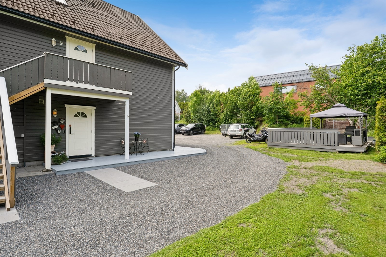 Inngangspartiet har en egen terrasseplatting på cirka 25 m². Galleribilde