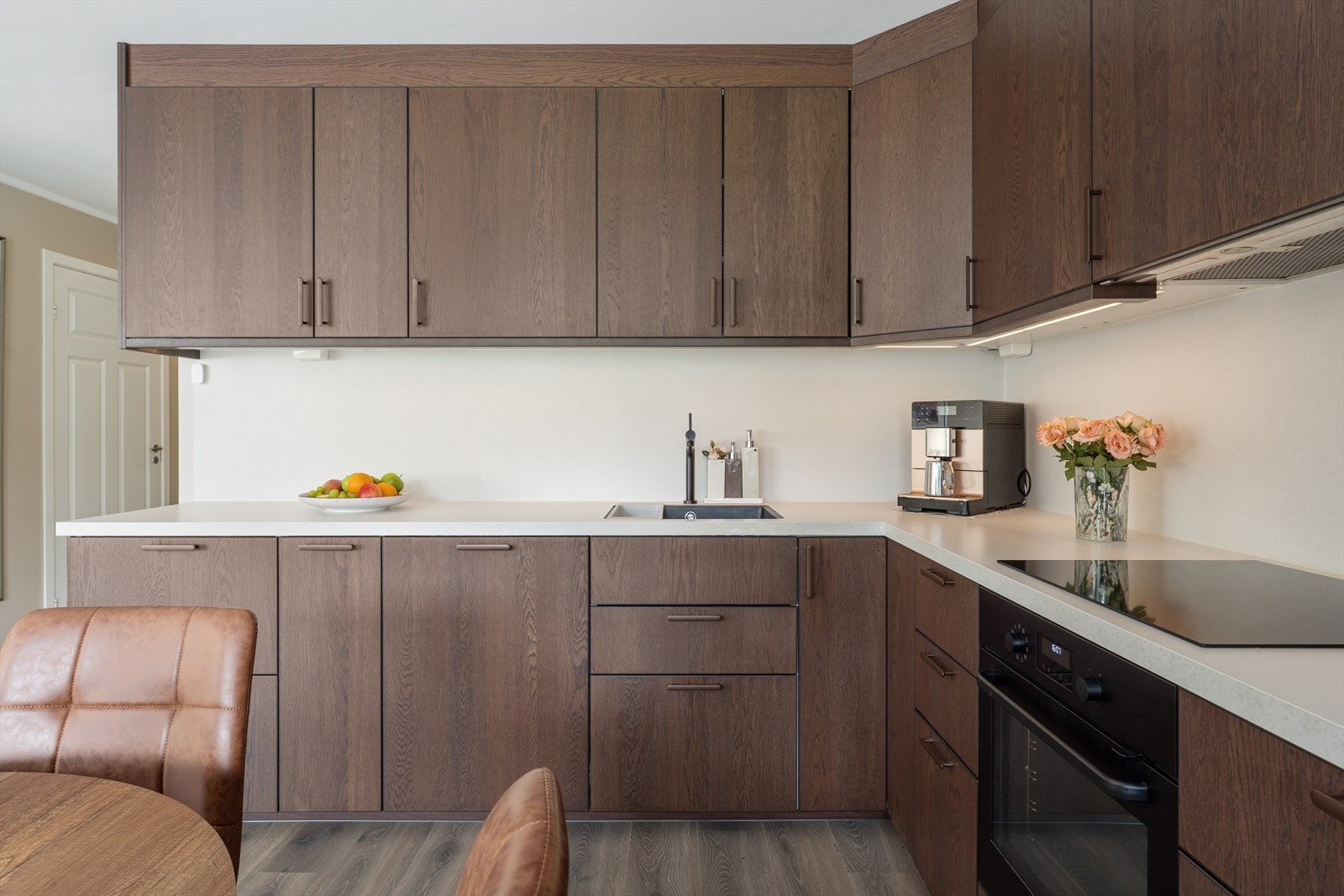 Nytt IKEA-kjøkken fra 2024 med integrerte hvitevarer og laminatbenkeplate. Galleribilde