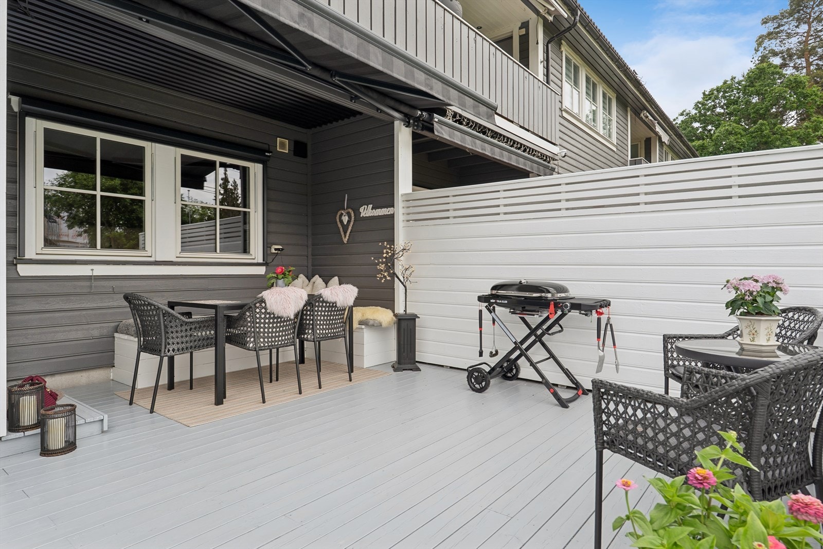 Vestvendt terrasse på ca. 35 m² med utgang direkte fra stuen. Galleribilde