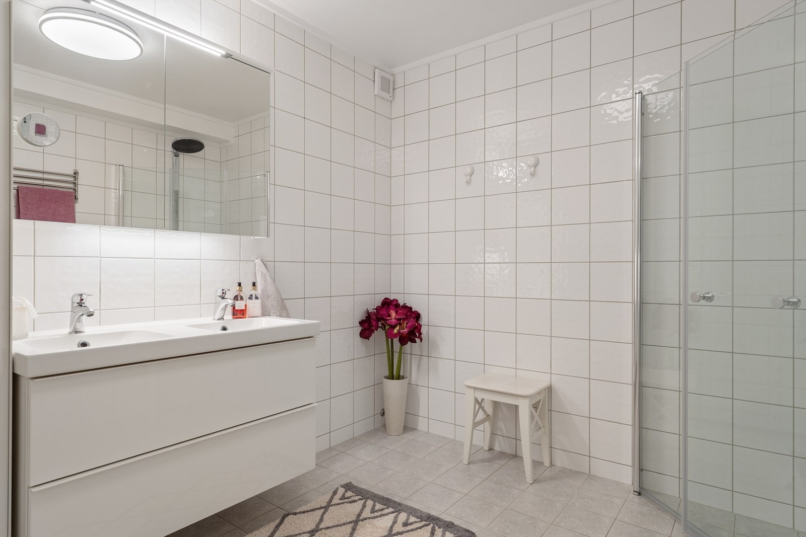 Badet er oppgradert med nytt Foss speilskap, armatur og dusjhode. Galleribilde