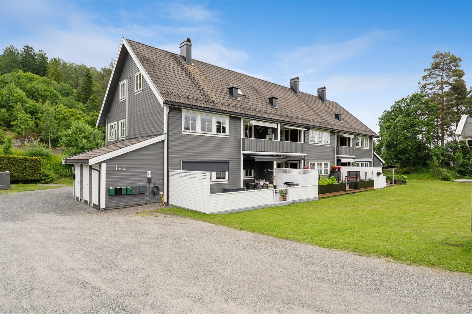 Bygget har liggende trepanel og tak tekket med takstein. Galleribilde