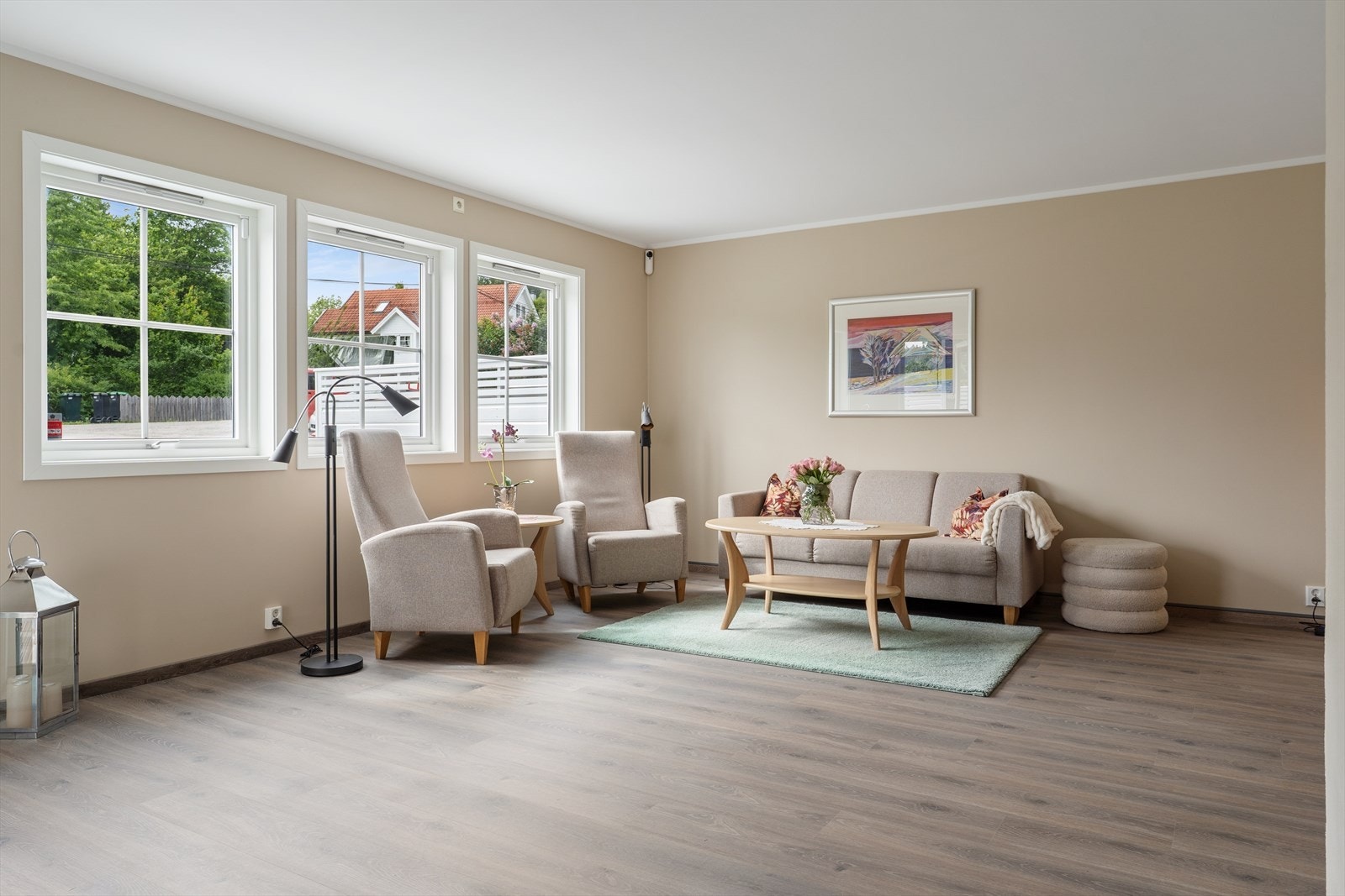 Alle gulv i oppholdsrom ble lagt nye med slitesterk Berry Alloc-laminat. Galleribilde
