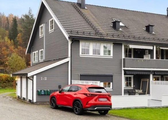 Egen ZapTec elbillader er montert ved en av boligens to parkeringsplasser. Galleribilde