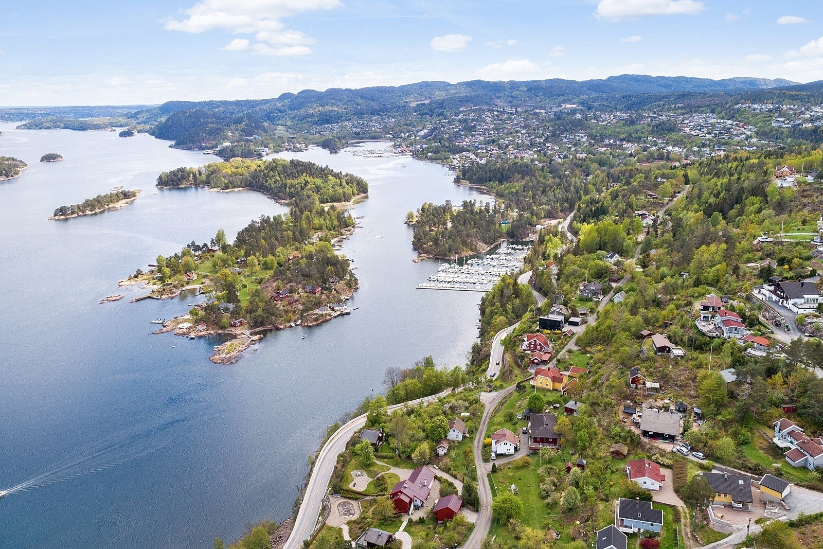 Åros ligger flott til langs Oslofjorden. Det tar ca 5 minutter med bil til Sætre. Ca. 25 minutters med bil til Asker og Drammen. Ca. 40 minutter til Oslo. Galleribilde