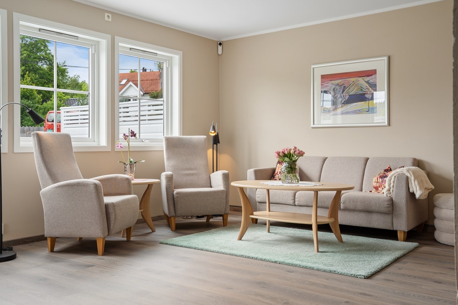 Stuen har god plass til sofagruppe og er nymalt i tidsriktige farger. Galleribilde