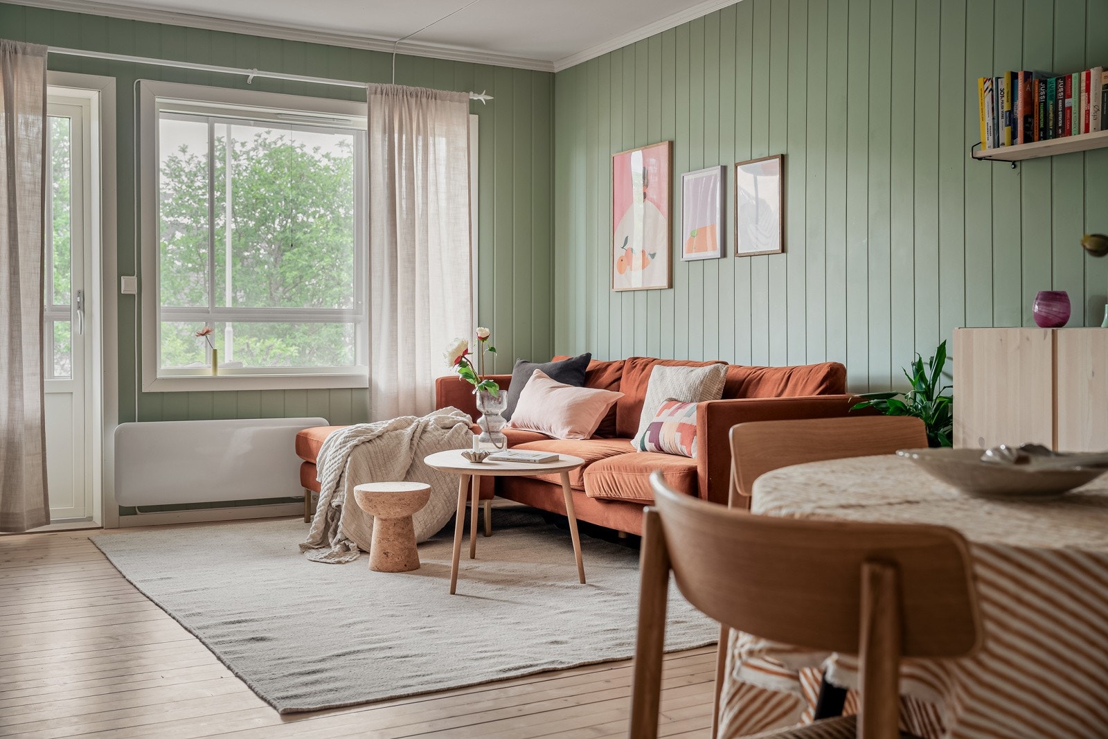 Leiligheten framstår sjarmerende med praktisk planløsning, gode rom og store vindusflater som slipper inn rikelige mengder med naturlig lys.