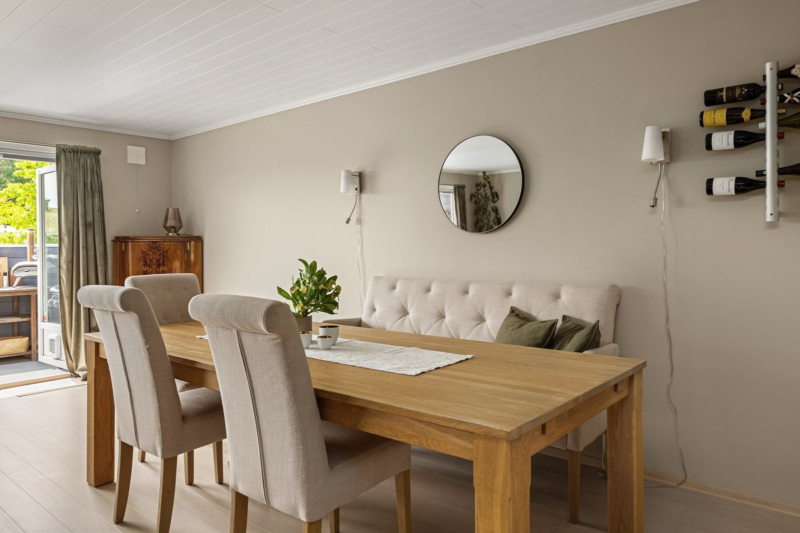 God plass for langbord i stuen Galleribilde