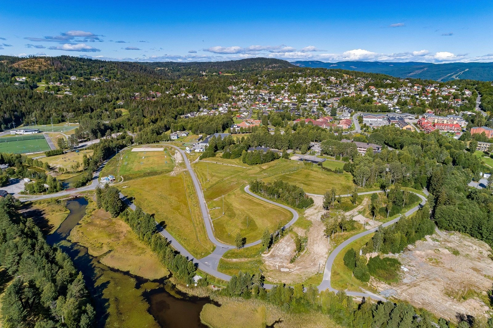 Gange til Konnerud stadion med idrettshall, fotballbaner og skianlegg Galleribilde
