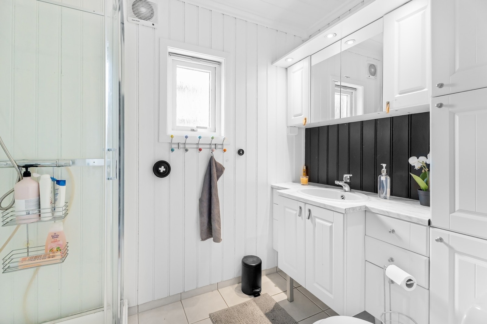 Bad i hovedetasje innredet med servant, dusjkabinett og WC. Galleribilde