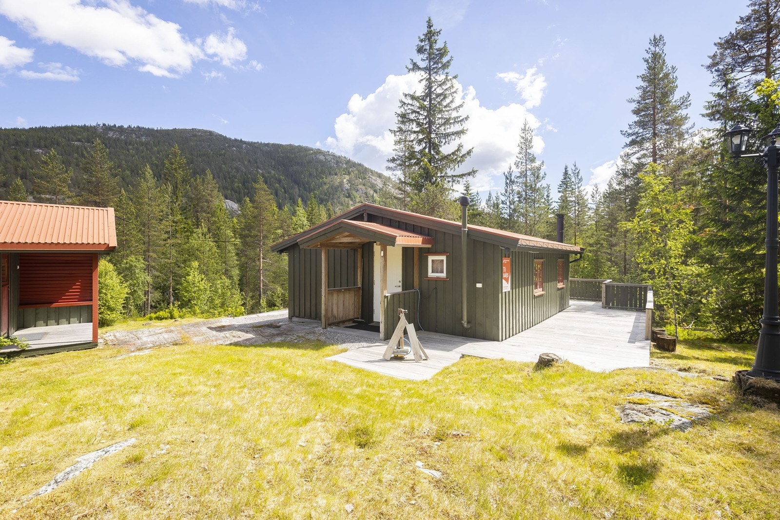 Romslig terrasse rundt hytta Galleribilde
