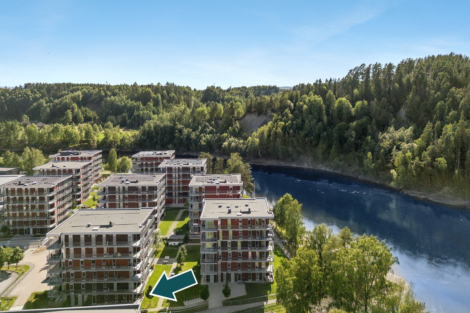 Benterudstranda 3 A har en særlig attraktiv beliggenhet med umiddelbar nærhet til Storelva og flotte turområder. Her bor man i rolige og grønne omgivelser hvor elven danner et vakkert bakteppe gjennom hele året. Galleribilde