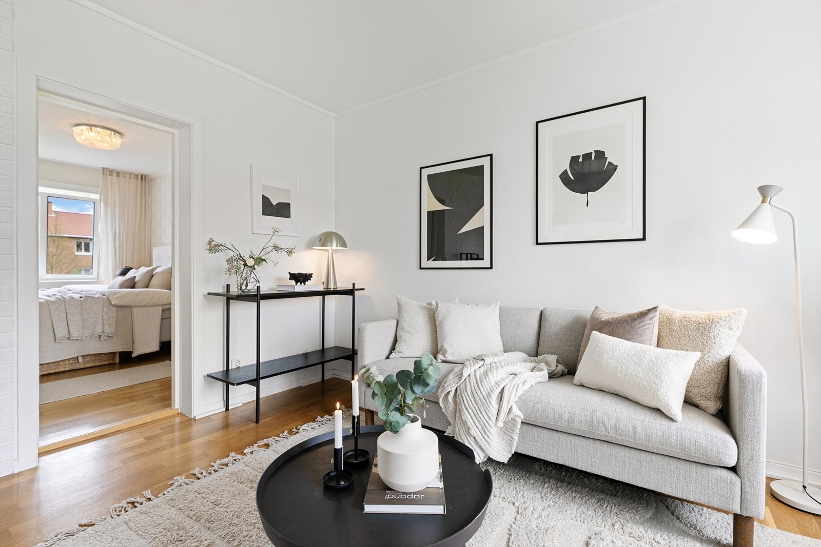 Begge soverommene er praktisk plassert i hver sin del av leiligheten, noe som gir en funksjonell planløsning. Galleribilde