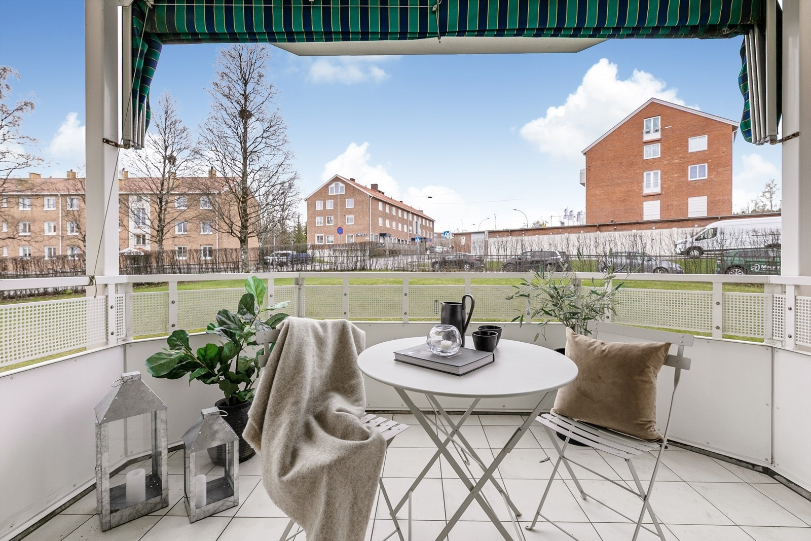Balkongen fremstår som en naturlig forlengelse av stuen, med god plass til ønsket utendørsmøblement. Galleribilde