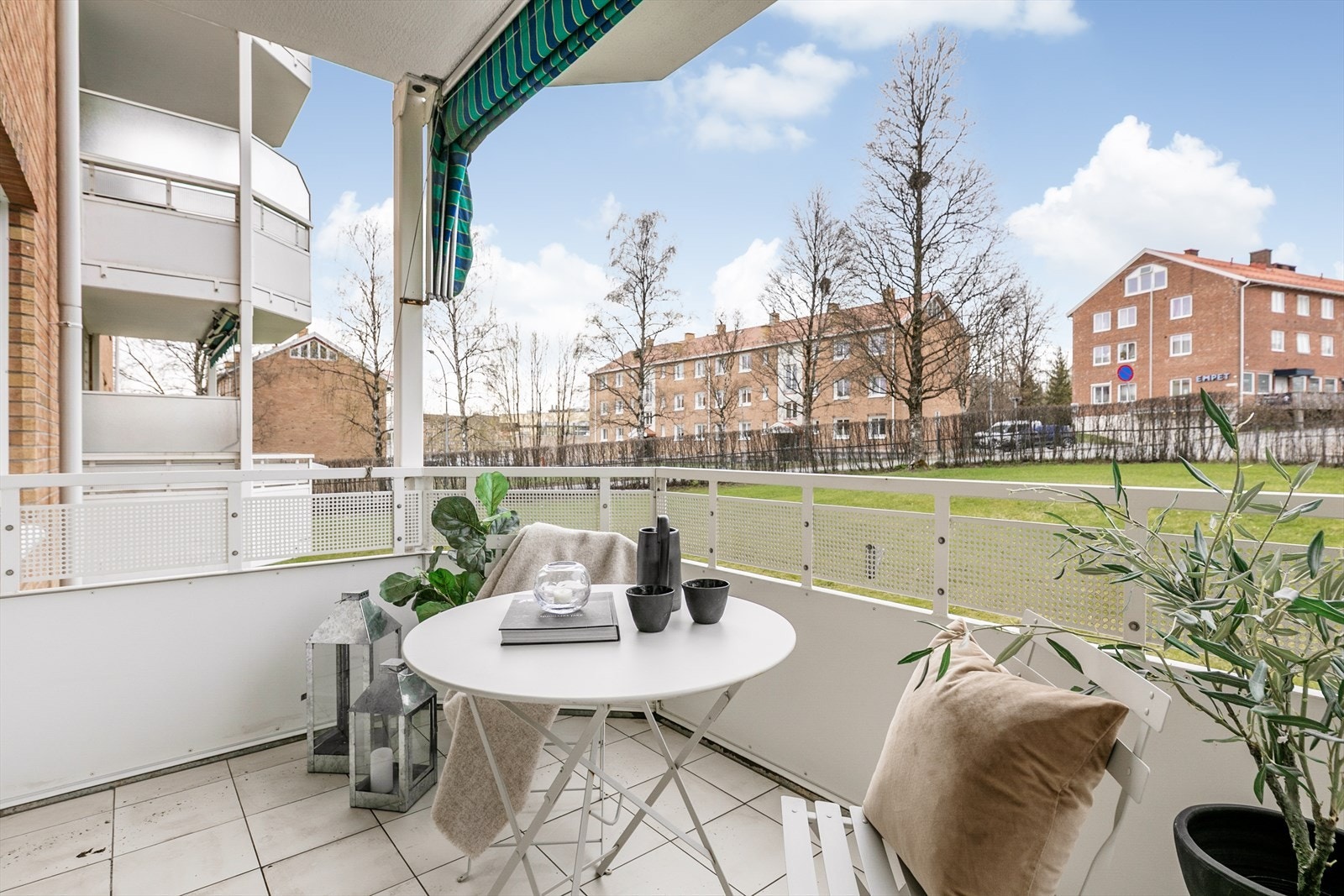 Balkongen er overbygget, noe som gjør den godt anvendelig også ved lett nedbør. Galleribilde