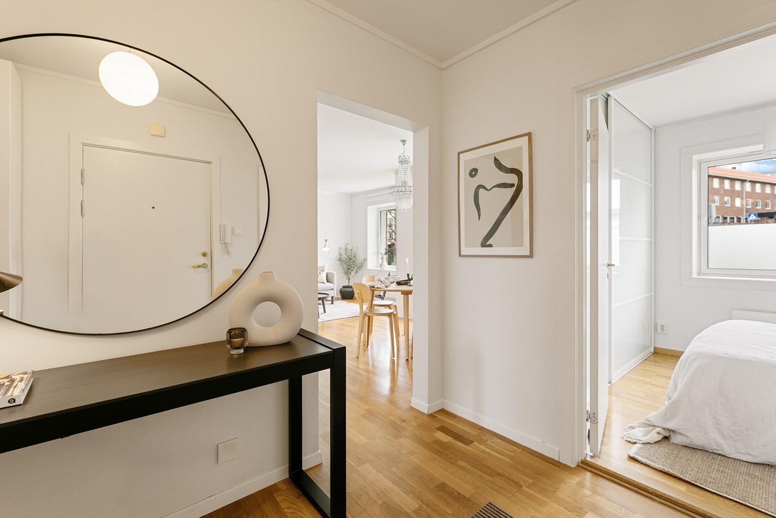 Innbydende entré med god plass til oppbevaring av yttertøy og sko. Galleribilde