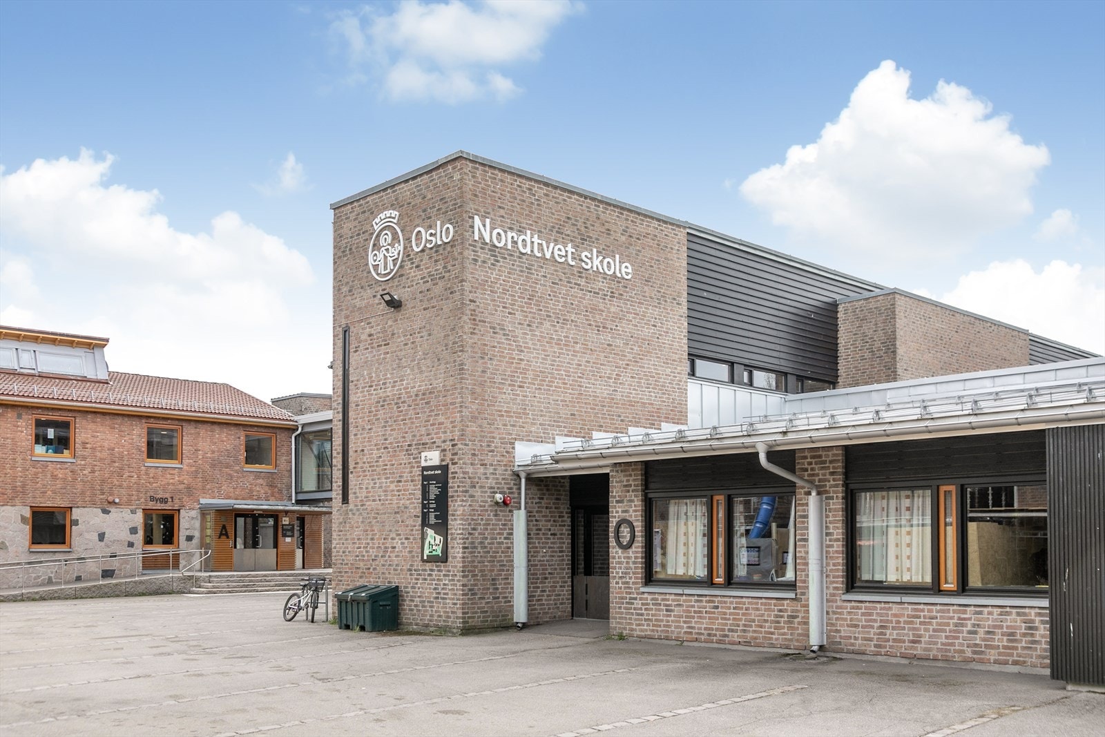 Området har et tydelig familievennlig preg, med kort gangavstand til flere barnehager og skoler på alle nivåer. Blant annet ligger Nordtvet Gård barnehage og Nordtvet skole i umiddelbar nærhet. Galleribilde