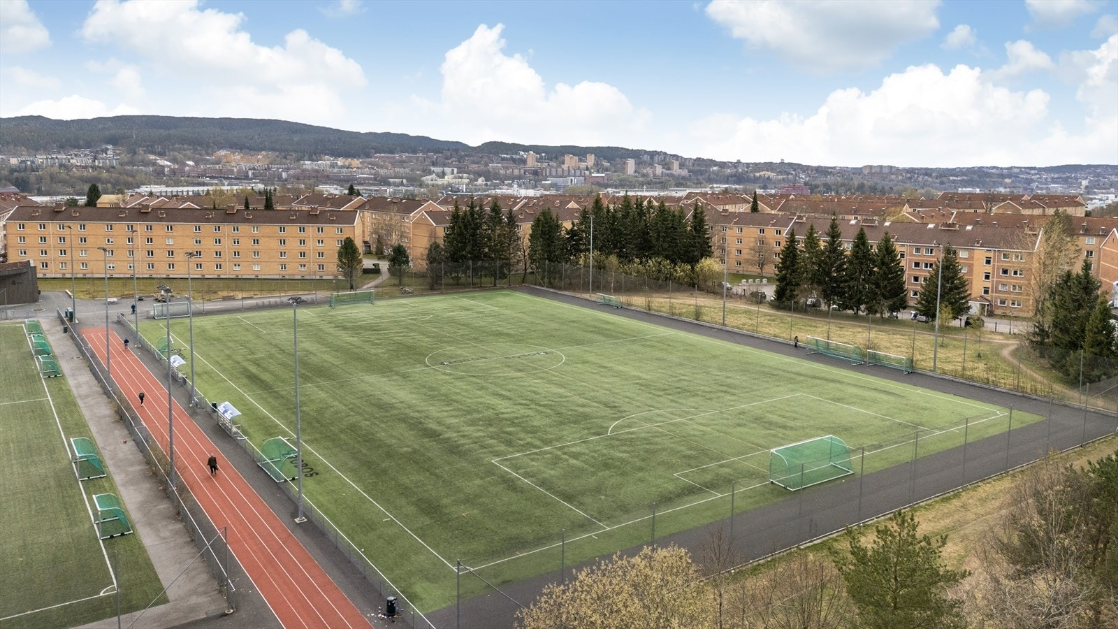 Området har fotballbaner, lekeplasser, badeplasser og treningssentre m.m. Galleribilde