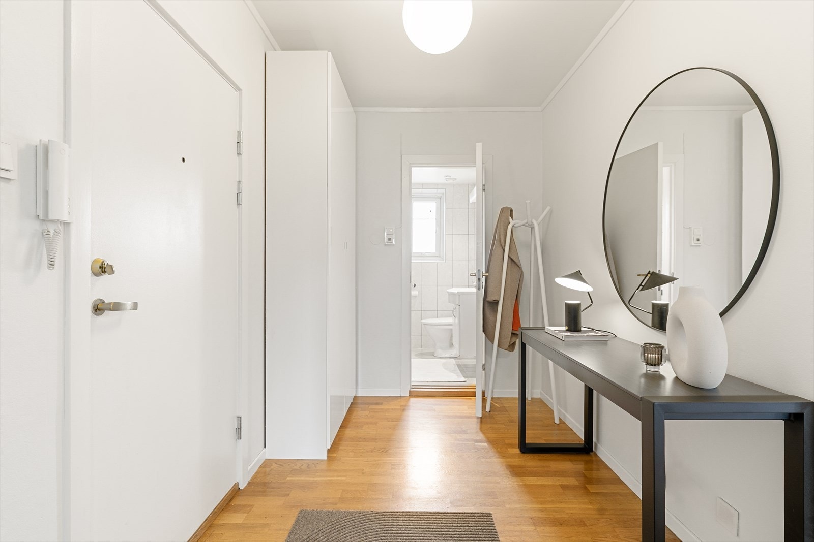 Leiligheten disponerer to kjellerboder og én loftsbod, som gir rikelig med lagringsplass. Galleribilde