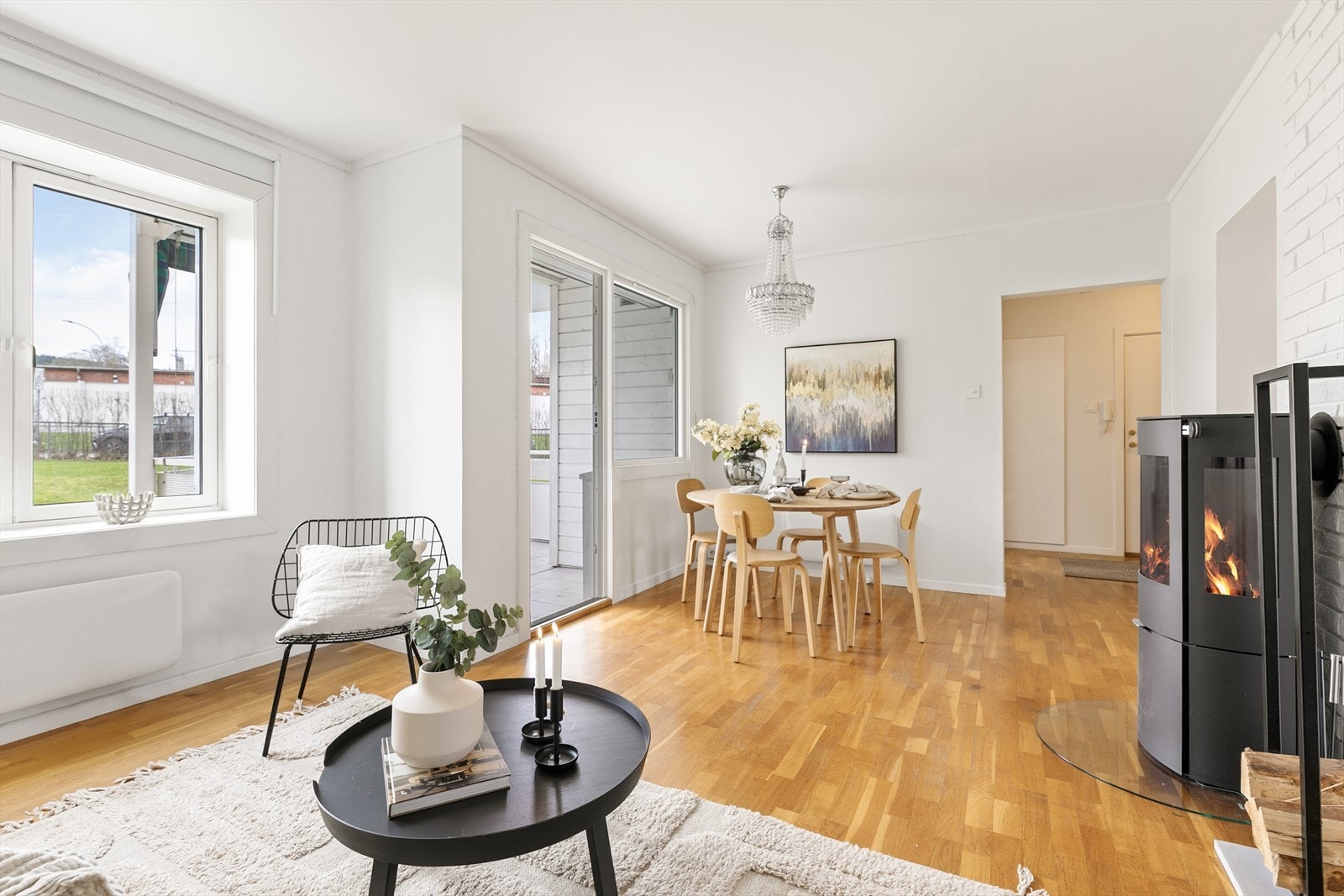 Stuen er romslig og lett å møblere, med god plass til både sofagruppe og spisebord. Galleribilde