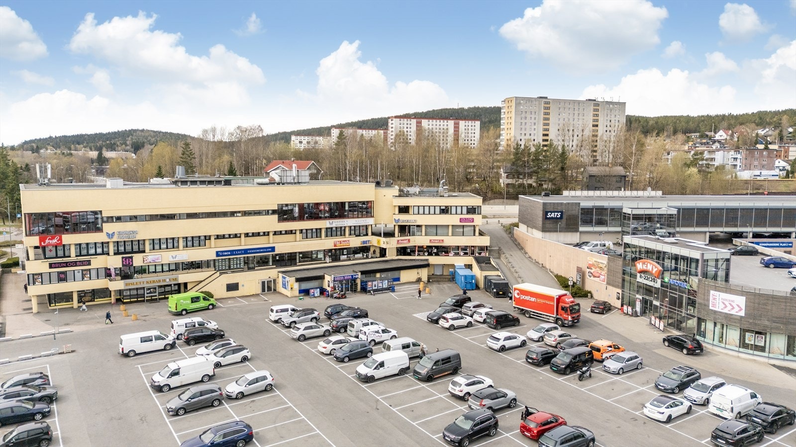 I nærområdet finner du dagligvarebutikker, apotek og treningssentre, samt svømmehall med gode treningsfasiliteter. Flere større kjøpesentre ligger også innen kort rekkevidde, og tilbyr et variert utvalg av butikker og tjenester. Galleribilde