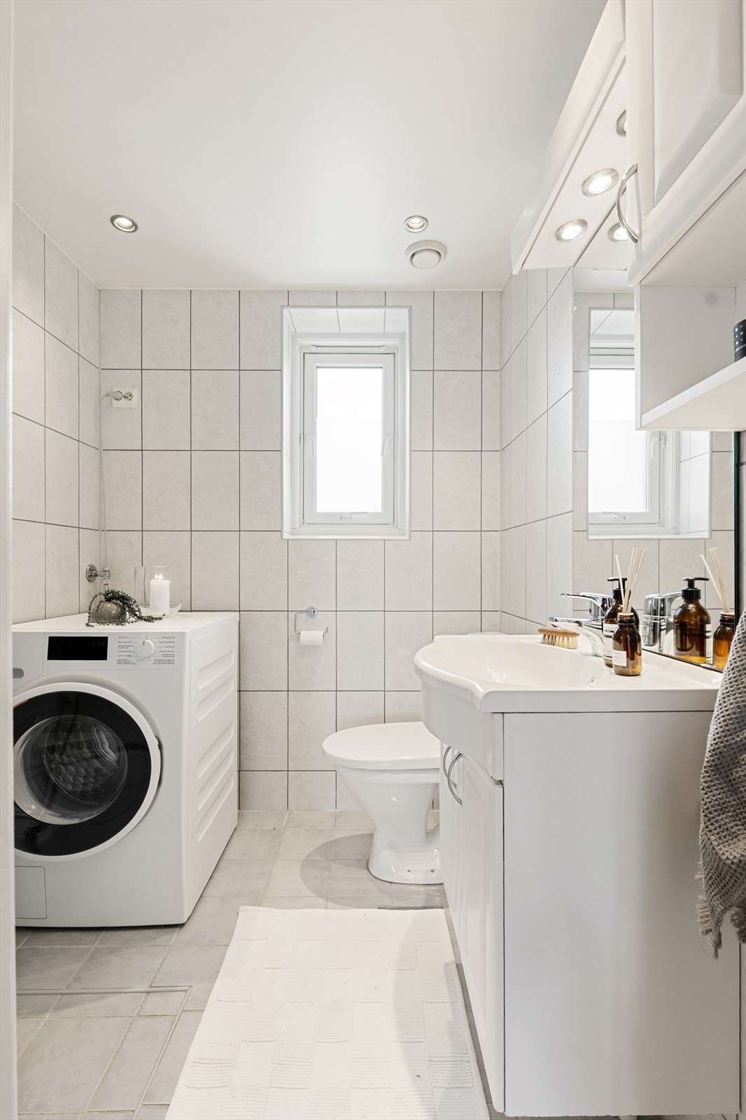 Pent, flislagt bad med opplegg for vaskemaskin. Galleribilde