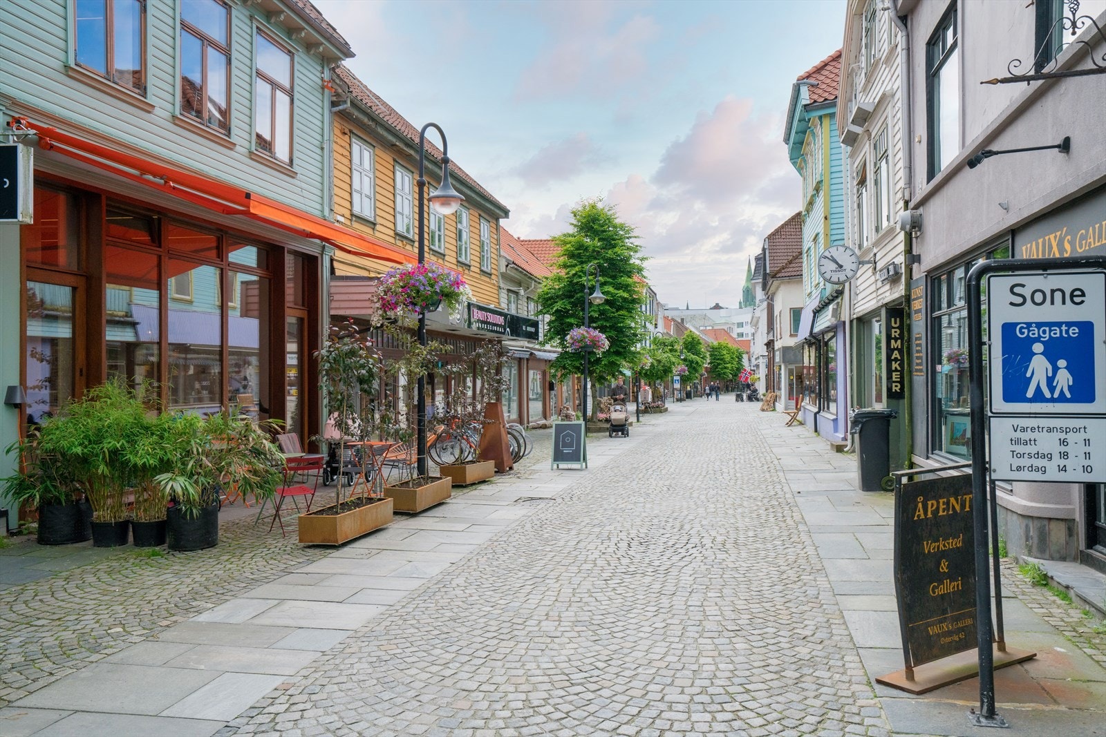 Området byr på hyggelige gågater med et variert utvalg av butikker og gallerier. Galleribilde