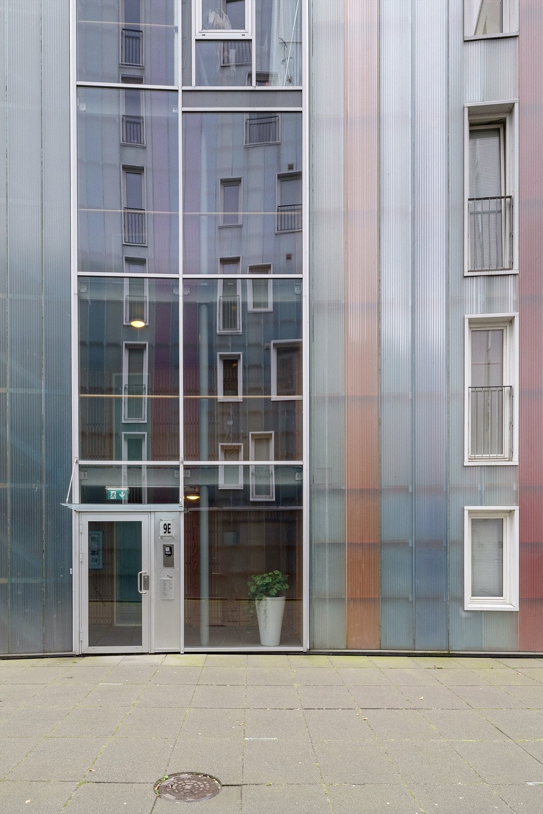 Holmenkvartalet har en moderne og karakteristisk fasade. Galleribilde