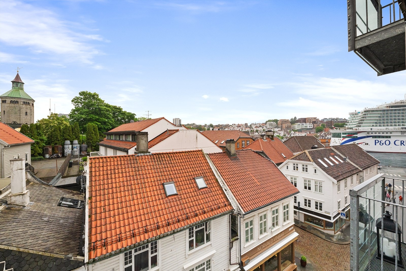 Fra leiligheten er det flott utsikt, hvor man kan se både Valbergtårnet og Vågen. Galleribilde