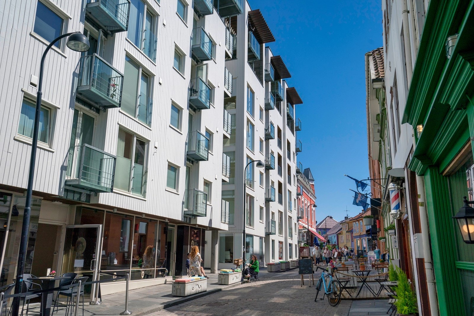 Rett utenfor døren har du et levende byliv med kafeer, restauranter og butikker. Galleribilde
