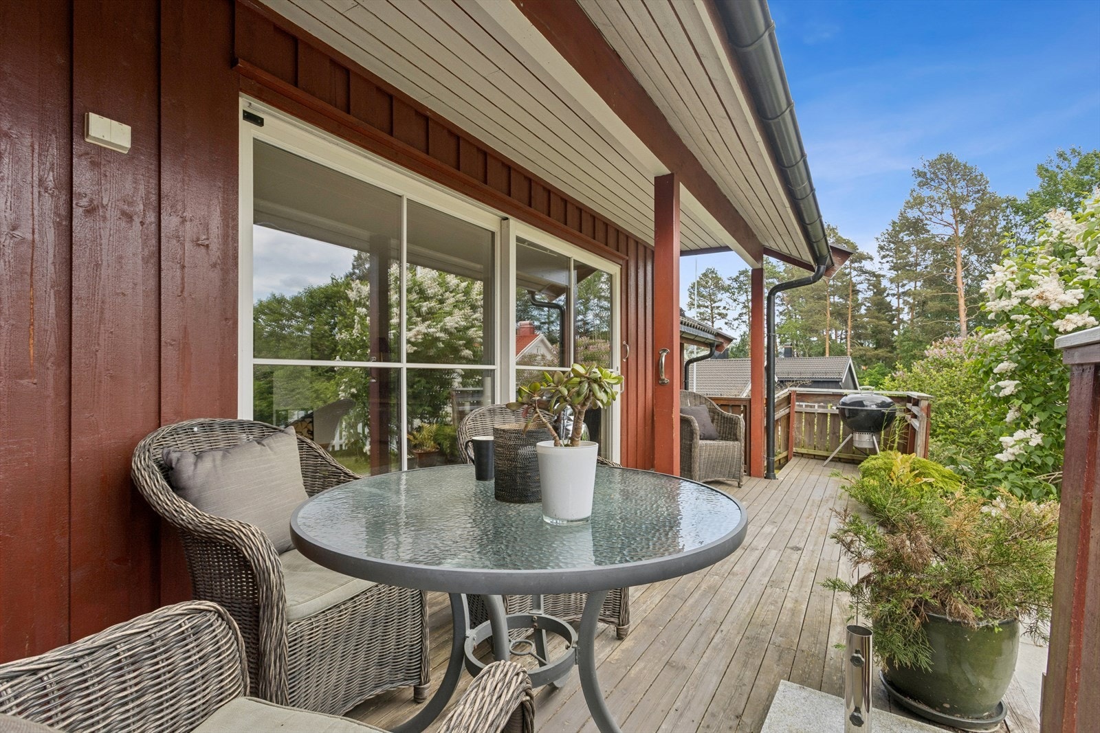 Fra stuen er det utgang til en delvis overbygd terrasse med god plass til utemøbler, som videre leder ut til hagen. Galleribilde