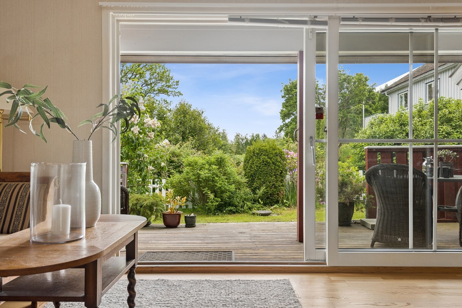 Fra stuen er det utgang til terrasse og videre til hagen -en fin forlengelse av oppholdsrommet i sommerhalvåret. Galleribilde