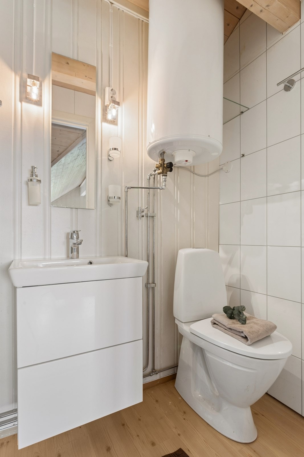 Badet i loftsetasjen er innredet med toalett, servantinnredning og dusjkabinett. Galleribilde