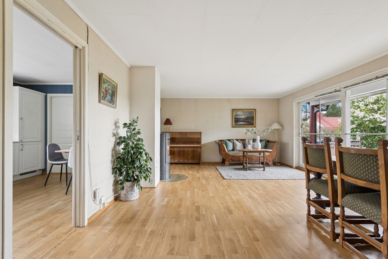Romslig stue med god plass til både spisegruppe og sofakrok. De store vindusflatene bidrar til et godt lysinnslipp og skaper en fin forbindelse til uteområdet. Galleribilde