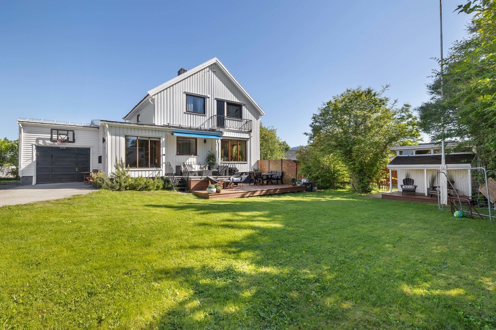 STORHAUG + PARTNERE AS VISNING TIRSDAG 30.06, KL. 18.00 - Flott og innholdsrik villa med svært attraktiv beliggenhet på toppen av