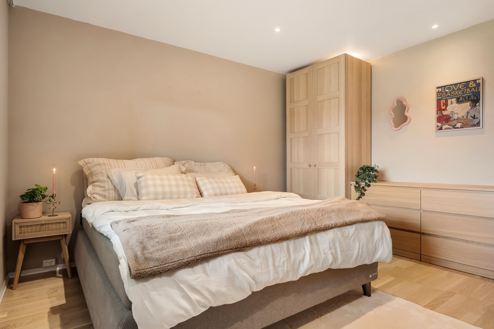 - Hovedsoverommet måler 15,4 m² (en liten del av soverommet er opprinnelig byggemeldt som bod iht. byggetegningene) - Galleribilde